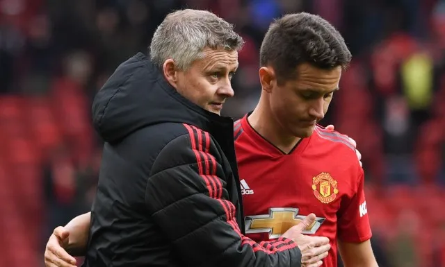 Herrera và Lindelof hò hét động viên đồng đội - Bóng Đá