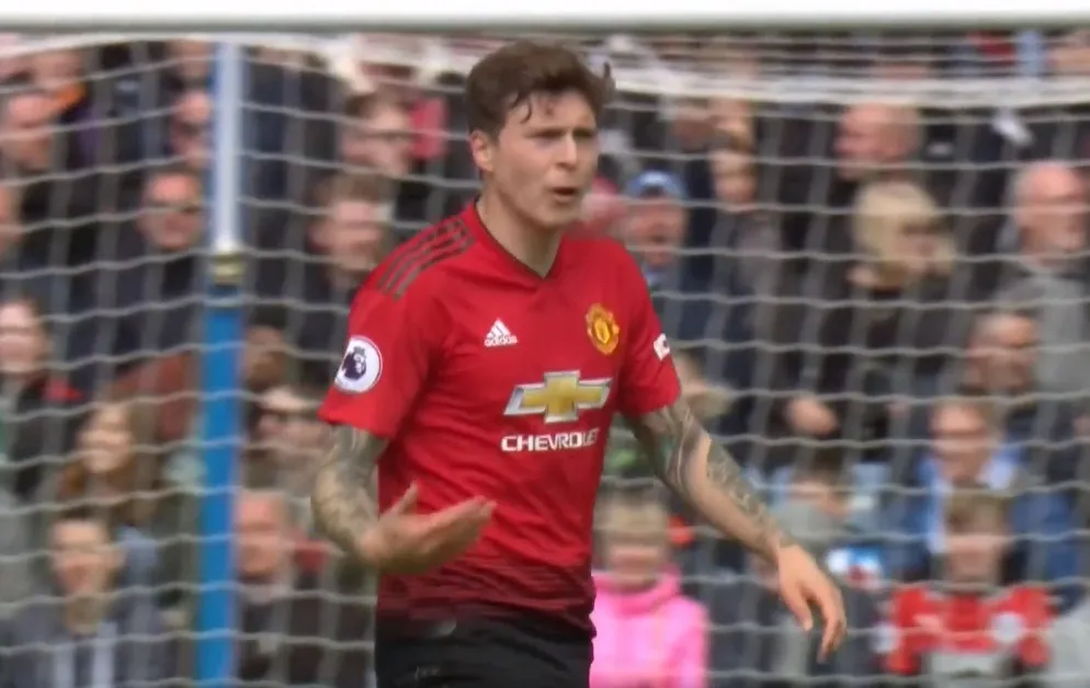 Herrera và Lindelof hò hét động viên đồng đội - Bóng Đá