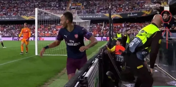 Aubameyang bị nhổ nước bọt và những điều bỏ lỡ loạt trận Europa League - Bóng Đá