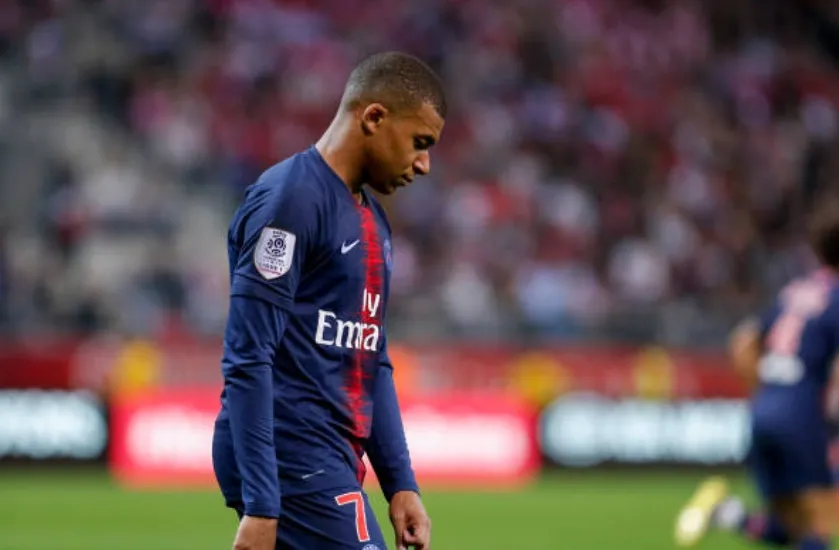 Mbappe buồn bã ngày PSG thua trận cuối - Bóng Đá