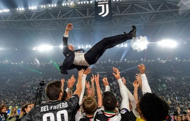 Ronaldo ôm Allegri ngày Juve nâng cúp - Bóng Đá