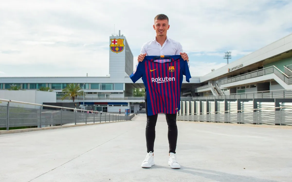 BARCA SIGN VAN BEIJNEN - Bóng Đá