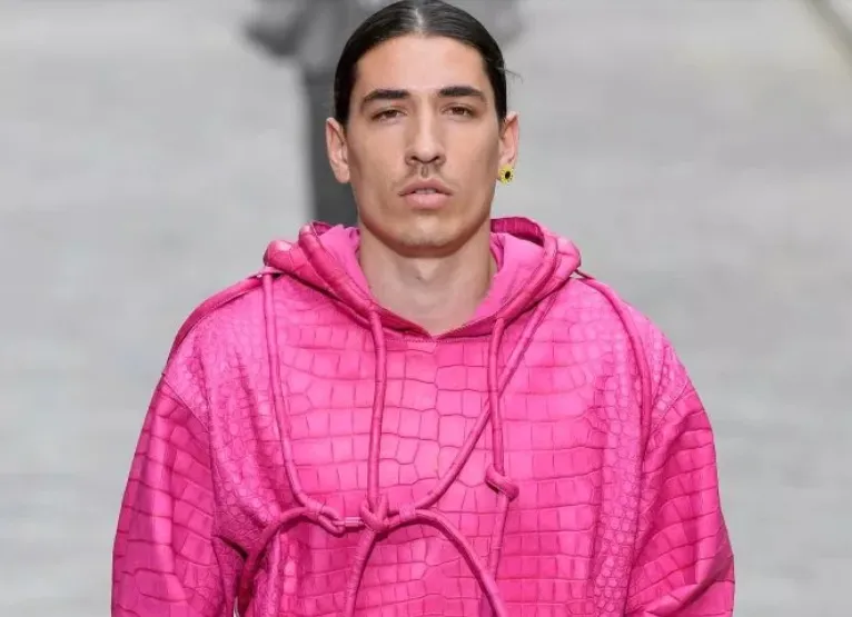 Hector Bellerin ‘living his best life’ as Arsenal star shows he’s over knee injury while strutting on Louis Vuitton Paris catwalk show - Bóng Đá