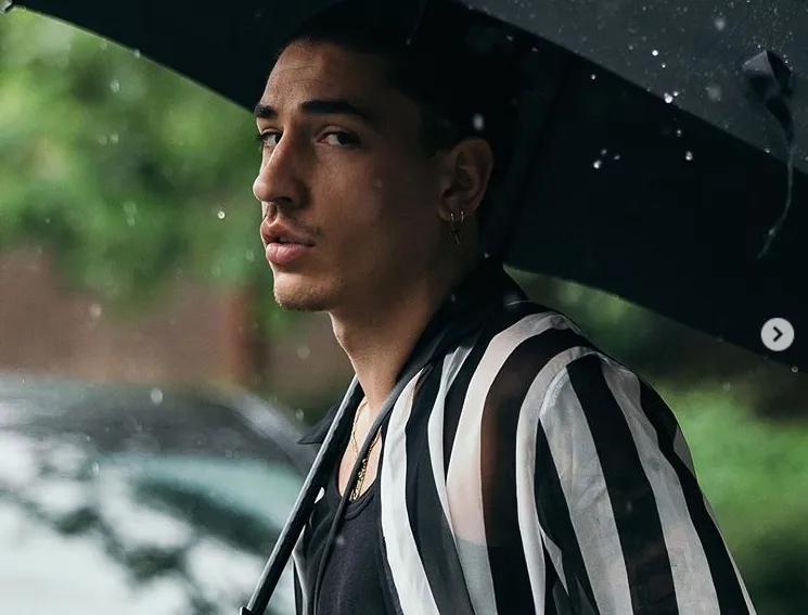 Hector Bellerin ‘living his best life’ as Arsenal star shows he’s over knee injury while strutting on Louis Vuitton Paris catwalk show - Bóng Đá