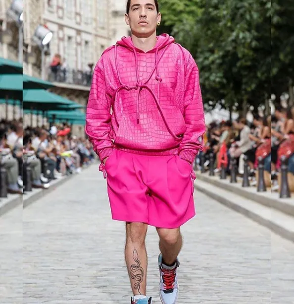 Hector Bellerin ‘living his best life’ as Arsenal star shows he’s over knee injury while strutting on Louis Vuitton Paris catwalk show - Bóng Đá