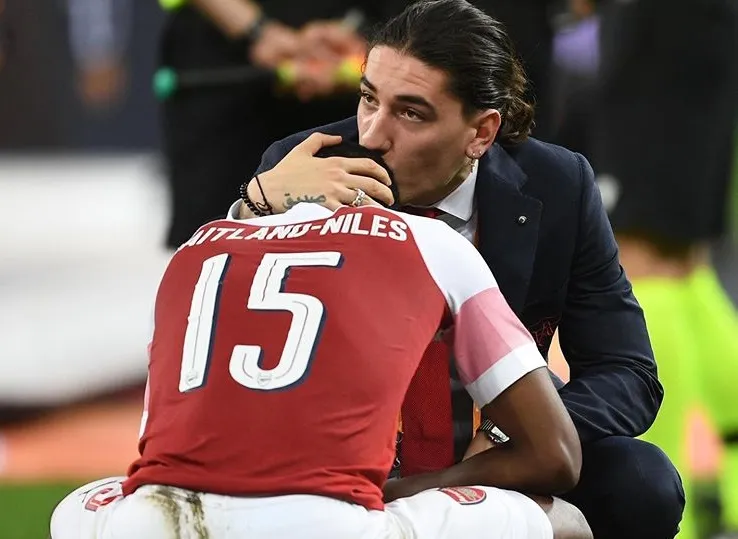 Hector Bellerin ‘living his best life’ as Arsenal star shows he’s over knee injury while strutting on Louis Vuitton Paris catwalk show - Bóng Đá