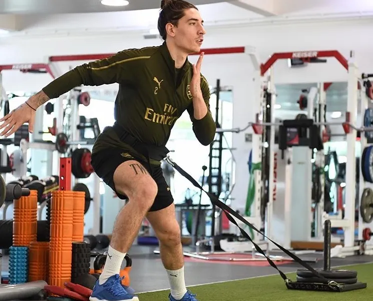 Hector Bellerin ‘living his best life’ as Arsenal star shows he’s over knee injury while strutting on Louis Vuitton Paris catwalk show - Bóng Đá