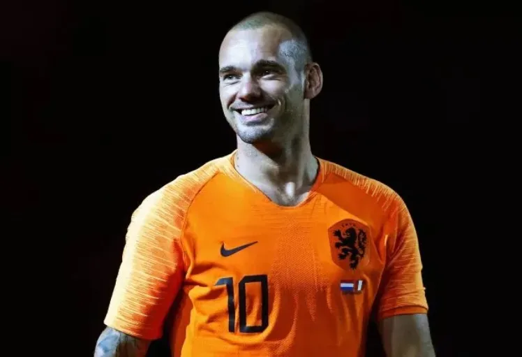  ‘Drunk’ Wesley Sneijder arrested for dancing on car roof causing £5.4k damage - Bóng Đá