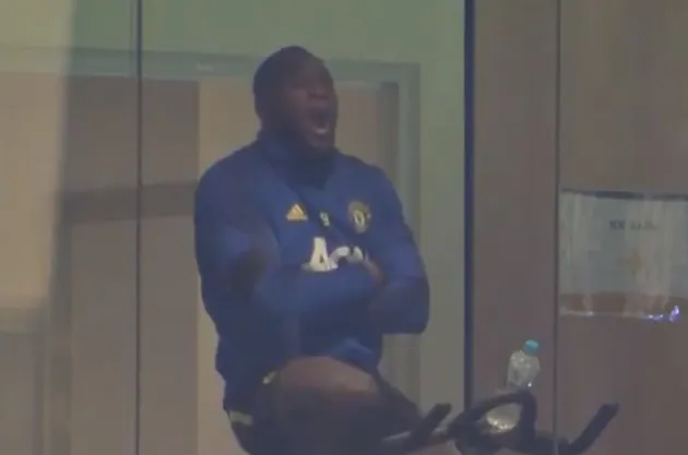 Romelu Lukaku caught yawning on exercise bike after missing Manchester United training session   - Bóng Đá
