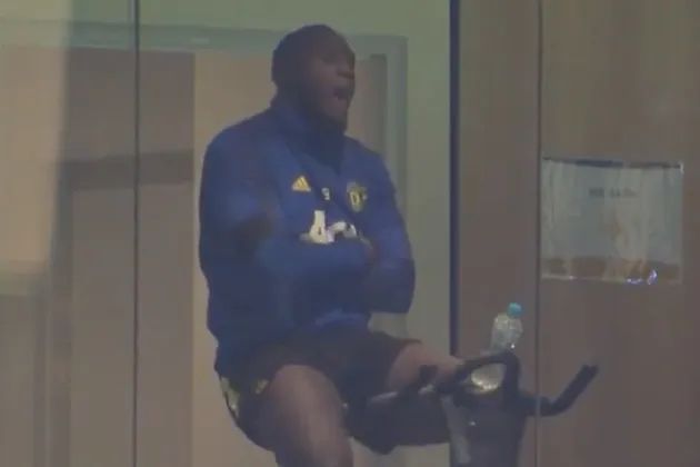 Romelu Lukaku caught yawning on exercise bike after missing Manchester United training session   - Bóng Đá