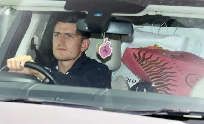  Maguire leaves Carrington in personalised Range Rover with Man Utd goodie bag - Bóng Đá