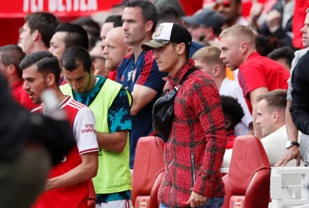 Mesut Ozil yawns watching Arsenal - Bóng Đá