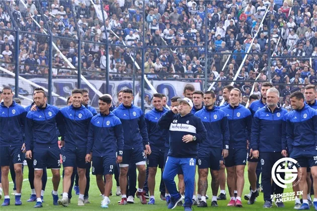  Tearful Diego Maradona leads raucous crowd in anti-English chants as new boss arrives for first training session at Gimnasia's stadium - Bóng Đá