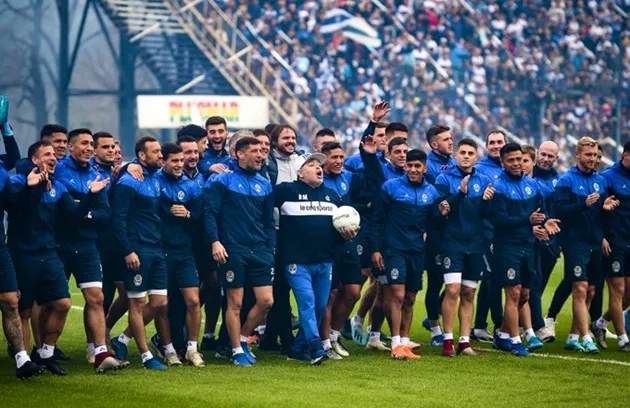  Tearful Diego Maradona leads raucous crowd in anti-English chants as new boss arrives for first training session at Gimnasia's stadium - Bóng Đá