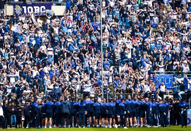  Tearful Diego Maradona leads raucous crowd in anti-English chants as new boss arrives for first training session at Gimnasia's stadium - Bóng Đá