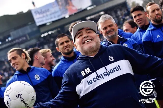  Tearful Diego Maradona leads raucous crowd in anti-English chants as new boss arrives for first training session at Gimnasia's stadium - Bóng Đá