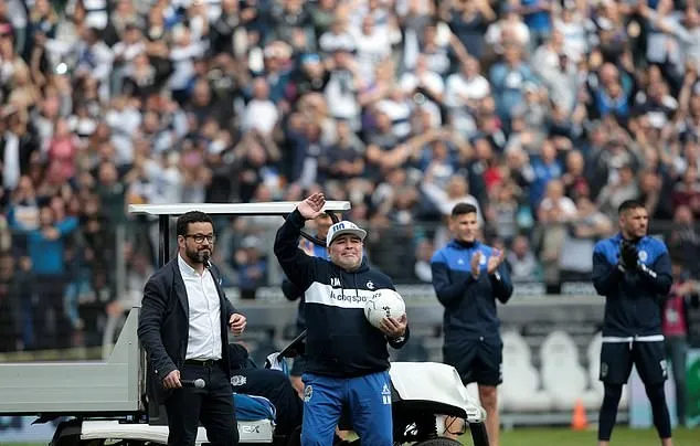  Tearful Diego Maradona leads raucous crowd in anti-English chants as new boss arrives for first training session at Gimnasia's stadium - Bóng Đá