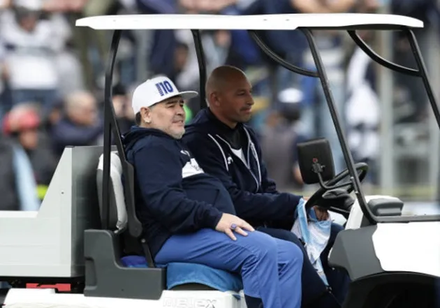  Tearful Diego Maradona leads raucous crowd in anti-English chants as new boss arrives for first training session at Gimnasia's stadium - Bóng Đá