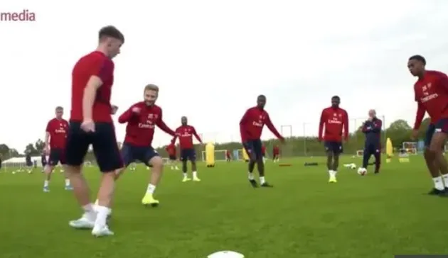Arsenal new boy Tierney absolutely ruins hapless Mustafi by nutmegging him in training session - Bóng Đá