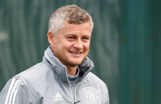 Manchester United: Fans joke about Ole Gunnar Solskjaer still playing for the club - Solskjaer sút bóng vào thùng - Bóng Đá