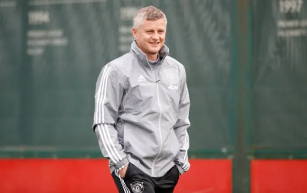 Manchester United: Fans joke about Ole Gunnar Solskjaer still playing for the club - Solskjaer sút bóng vào thùng - Bóng Đá