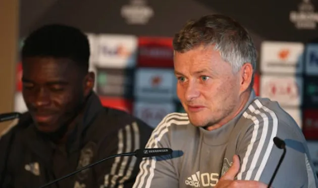 Manchester United: Fans joke about Ole Gunnar Solskjaer still playing for the club - Solskjaer sút bóng vào thùng - Bóng Đá