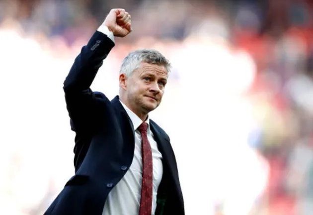 Manchester United: Fans joke about Ole Gunnar Solskjaer still playing for the club - Solskjaer sút bóng vào thùng - Bóng Đá