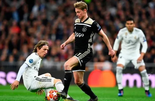 De Jong đi bóng hành Modric và Vinicius - Bóng Đá