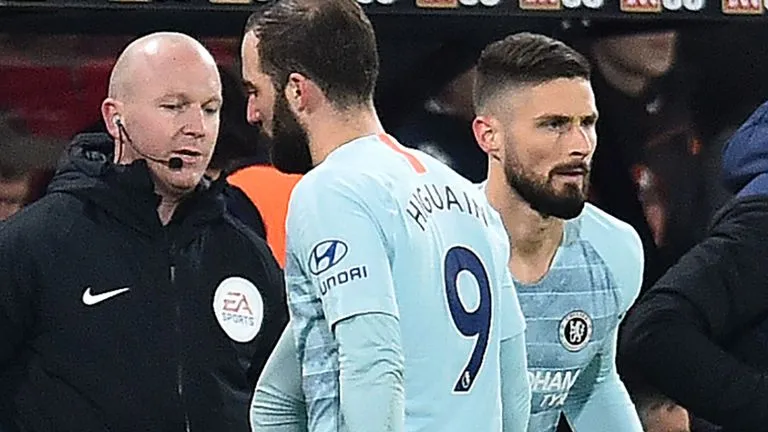 Giroud thất vọng vì không được ra sân - Bóng Đá