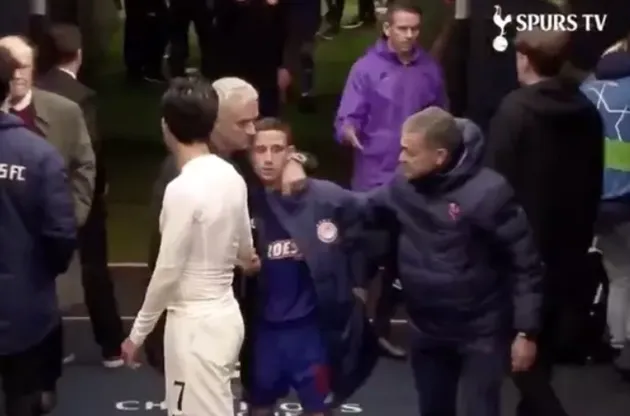 Jose Mourinho Awkwardly Left Son Heung-Min Hanging After Tottenham’s Champions League Comeback - không bắt tay - Bóng Đá