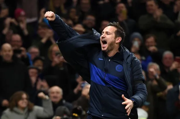 Chelsea boss Frank Lampard and wife Christine chat to mounted police as they take stroll with daughter Patricia - Bóng Đá