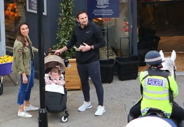 Chelsea boss Frank Lampard and wife Christine chat to mounted police as they take stroll with daughter Patricia - Bóng Đá