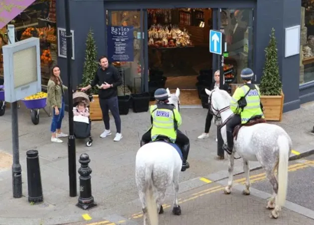 Chelsea boss Frank Lampard and wife Christine chat to mounted police as they take stroll with daughter Patricia - Bóng Đá