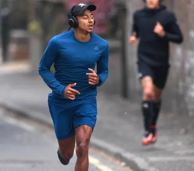 Jesse Lingard goes for run with fellow Man Utd youth team star Ravel Morrison as pals keep fit during lockdown - Bóng Đá