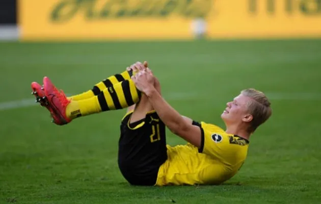 Dortmund striker Erling Haaland suffers minor knee injury after clash with referee - Bóng Đá