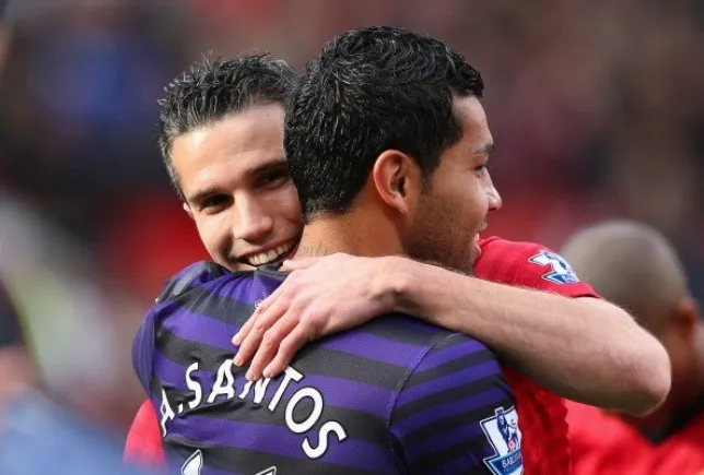 Robin van Persie admits he was to blame for controversial shirt swap with Andre Santos during Man Utd vs Arsenal  - Bóng Đá