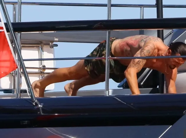 Zlatan Ibrahimovic keeps himself fit with yacht workout amid Leeds transfer talk as wife Helena Seger tops up tan - Bóng Đá