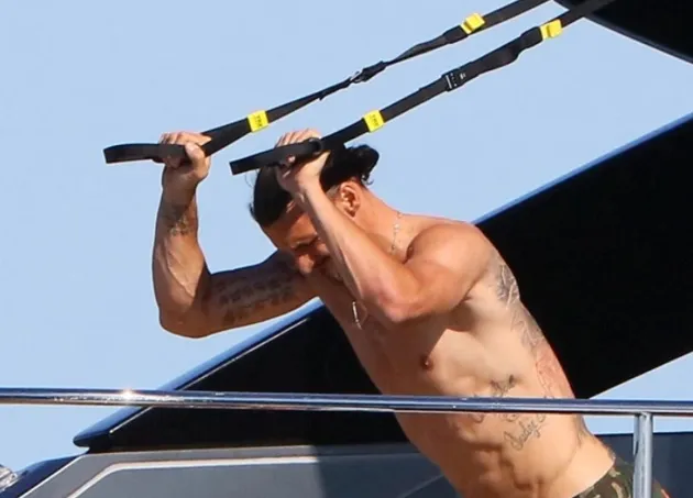 Zlatan Ibrahimovic keeps himself fit with yacht workout amid Leeds transfer talk as wife Helena Seger tops up tan - Bóng Đá