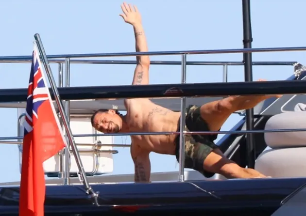 Zlatan Ibrahimovic keeps himself fit with yacht workout amid Leeds transfer talk as wife Helena Seger tops up tan - Bóng Đá