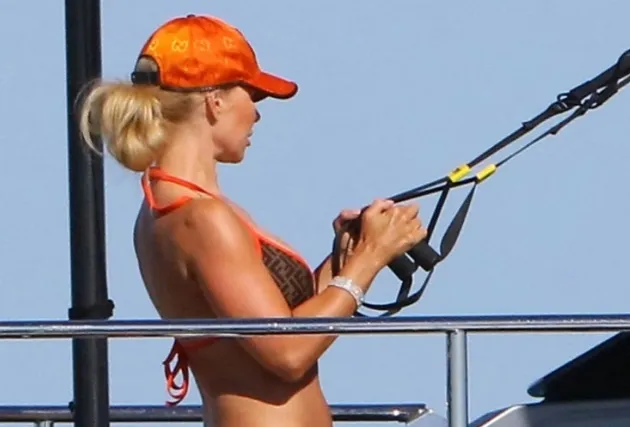 Zlatan Ibrahimovic keeps himself fit with yacht workout amid Leeds transfer talk as wife Helena Seger tops up tan - Bóng Đá