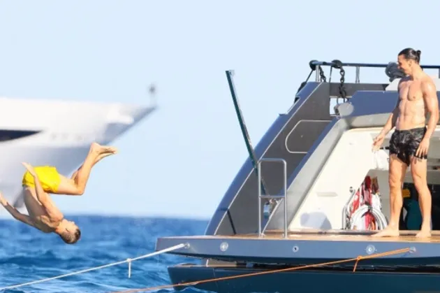 Zlatan Ibrahimovic keeps himself fit with yacht workout amid Leeds transfer talk as wife Helena Seger tops up tan - Bóng Đá