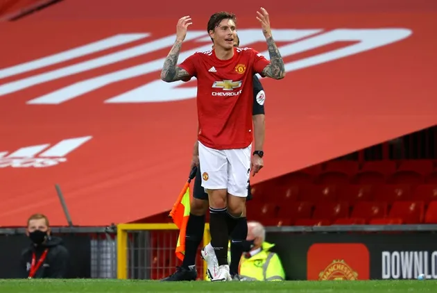 'Should be made to walk home' Man Utd fans left unimpressed after disasterclass from Lindelof - Bóng Đá