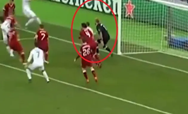 Sau khi khiến Salah chấn thương, Ramos thúc cùi chỏ vào mặt Karius - Bóng Đá
