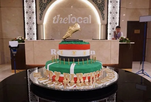 Salah được tặng bánh sinh nhật nặng 100 kg - Bóng Đá