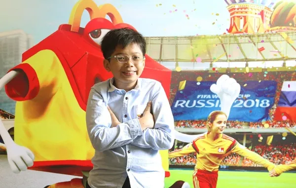 Cậu bé Việt ra sân chung kết World Cup: Tặng quà Bến Tre cho Mbappe - Bóng Đá