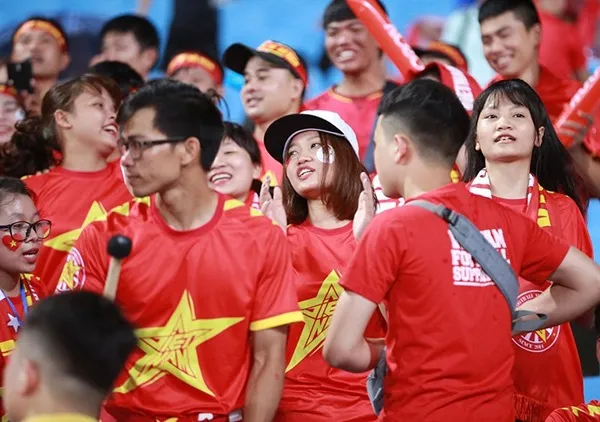 Hot girl “ngủ gật” đốt cháy mọi ánh nhìn, cổ vũ U23 Việt Nam - Bóng Đá
