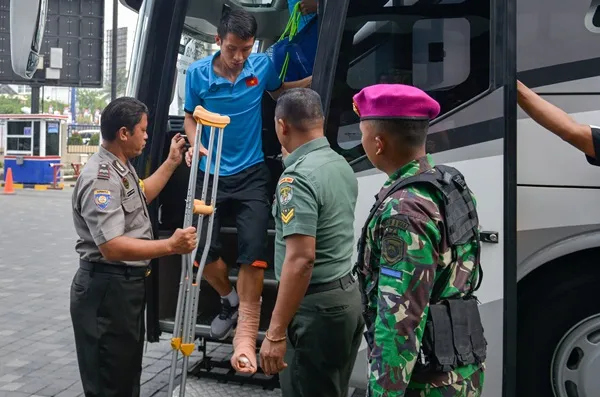 Đỗ Hùng Dũng chống nạng đi theo Olympic Việt Nam - Bóng Đá