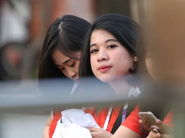 Tình nguyện viên xinh đẹp Indonesia liên tục liếc trộm Công Phượng - Bóng Đá
