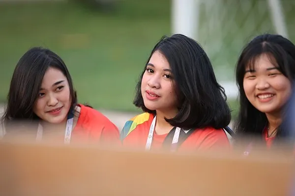 Tình nguyện viên xinh đẹp Indonesia liên tục liếc trộm Công Phượng - Bóng Đá