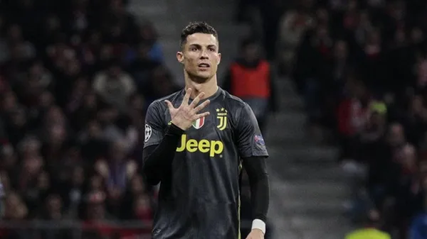 Chủ tịch Atletico đáp trả Ronaldo sau màn chế giễu giơ 5 ngón tay - Bóng Đá